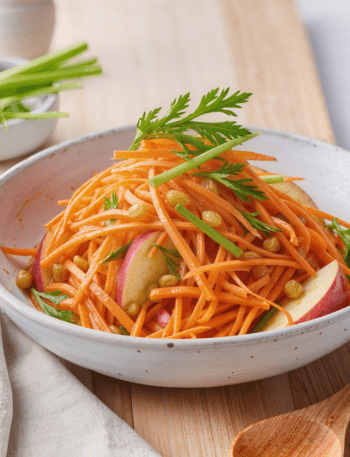 Frischer Apfel-Möhrensalat mit geraspelten Möhren, Äpfeln und Sultaninen