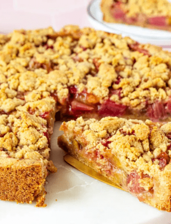 Saftiger Rhabarberkuchen mit goldbraunen Streuseln und fruchtiger Rhabarberfüllung