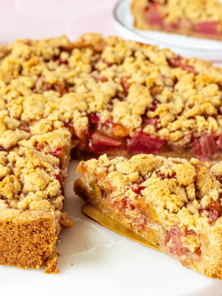 Saftiger Rhabarberkuchen mit goldbraunen Streuseln und fruchtiger Rhabarberfüllung