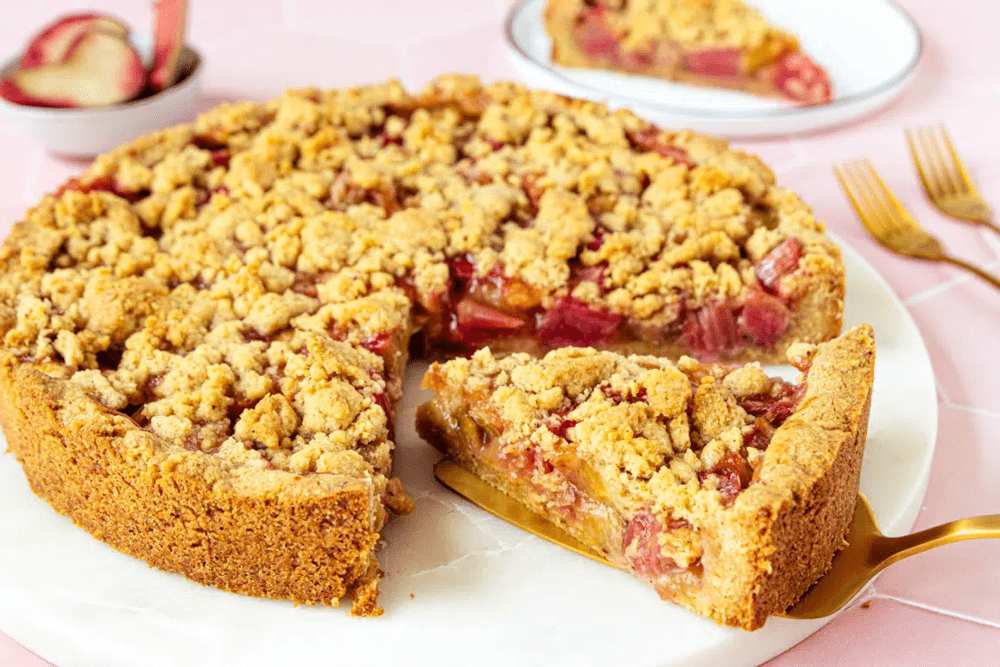 Saftiger Rhabarberkuchen mit goldbraunen Streuseln und fruchtiger Rhabarberfüllung