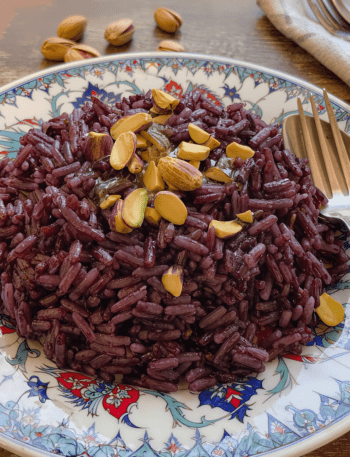 Türkischer Lila Reis mit Butter und Pistazien